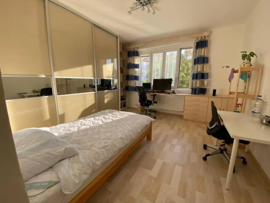 Spacious Modern 3 Bedroom Aparment Прага