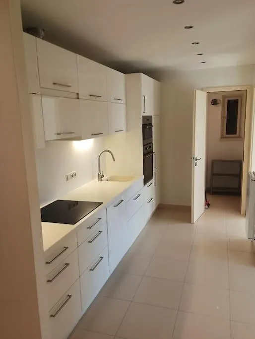 Контакты Spacious Modern 3 Bedroom Aparment